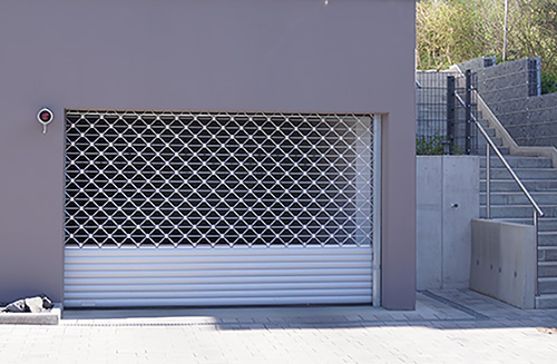 Rollgitter mit unten geschlossenem Bereich